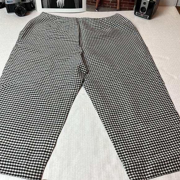 Ann Taylor Loft checkered capris with side zipper - Picture 4 of 7